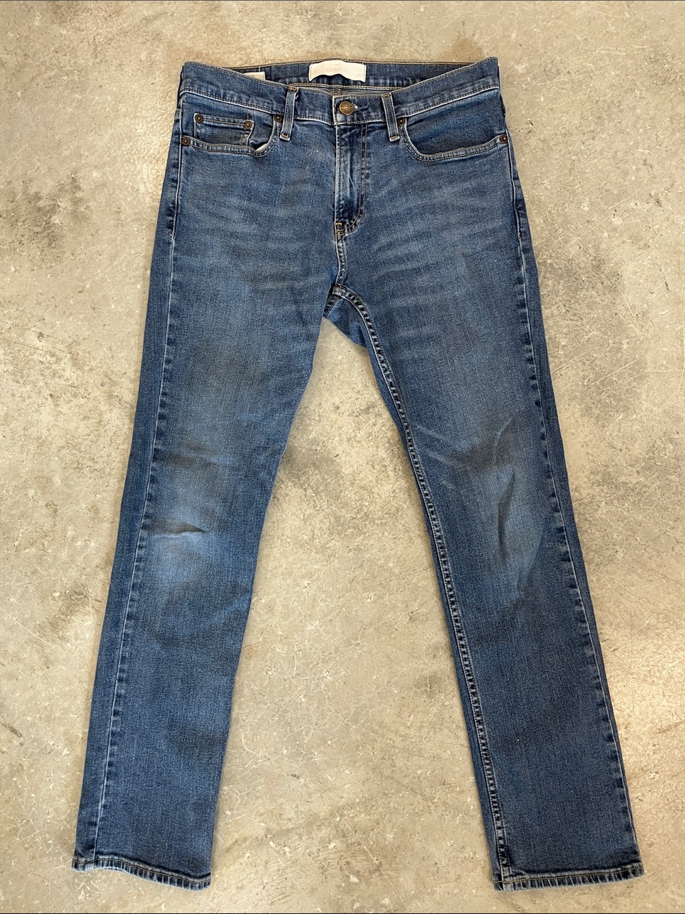 Hollister Men's Slim Straight Jeans in Medium Blue Wash